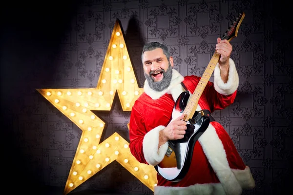 Bir gitar ile mutlu Noel Baba arka planı dans bir — Stok fotoğraf