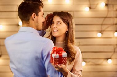Adam kız için bir hediye veriyor.