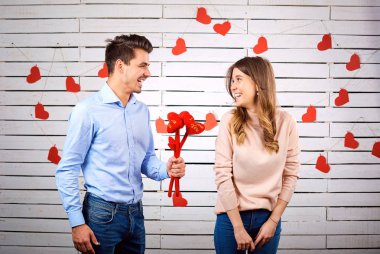 Sevgi dolu bir çift ile bir kalp.