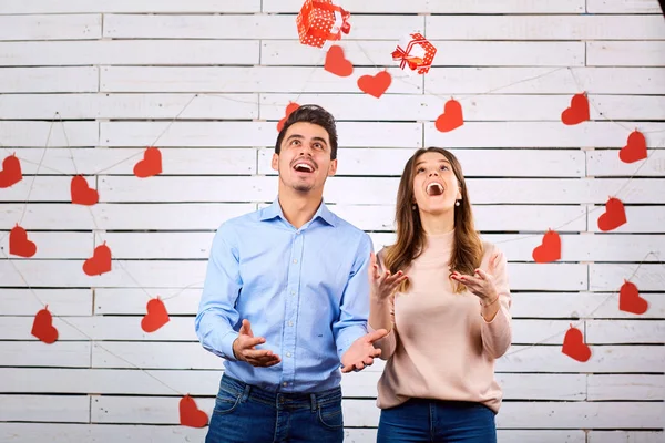 A couple in love throws boxes with gifts. — Stock Photo, Image