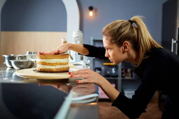 La pastelera pone los pasteles para el pastel. . — Foto de Stock