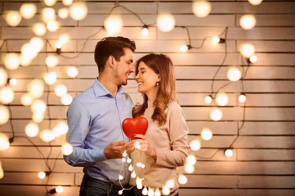 Casal jovem no Dia dos Namorados . — Fotografia de Stock