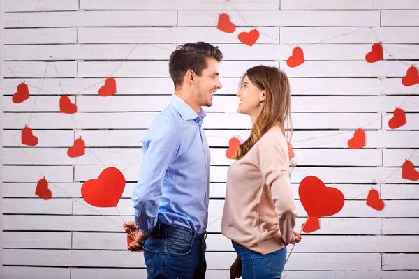 Man en vrouw met hart op een white-board-achtergrond. — Stockfoto