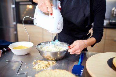 Pudra bir blender bir pasta için krema kitch yapar