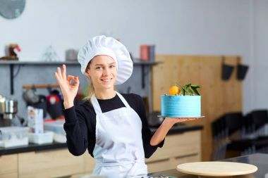 Mutfakta onun elinde bir pasta pudra kadınla.