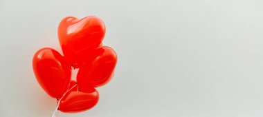 Beyaz duvar arka plan üzerinde kalp balonlar.