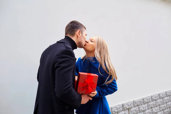 Milující pár dává dárek v krabičce. — Stock fotografie