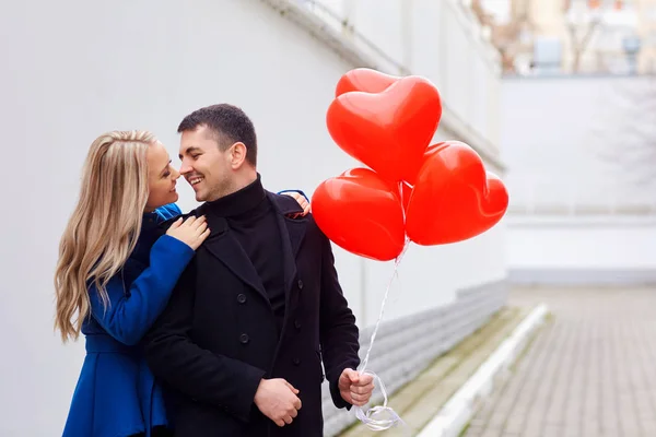 Seven çift sokakta kırmızı Kalp balonlar ile. — Stok fotoğraf