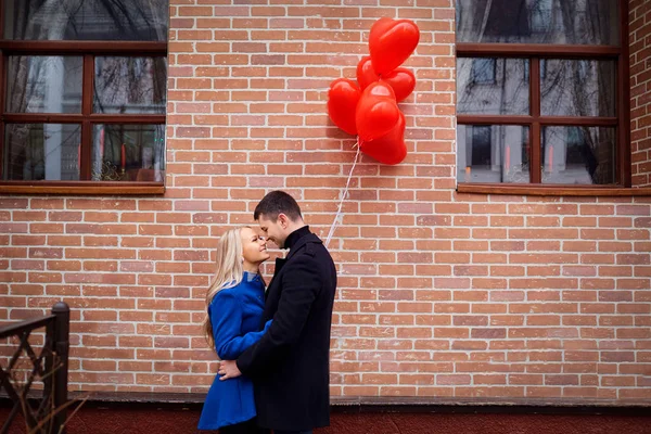 레드 심장 ballons와 함께 사랑 하는 커플 — 스톡 사진