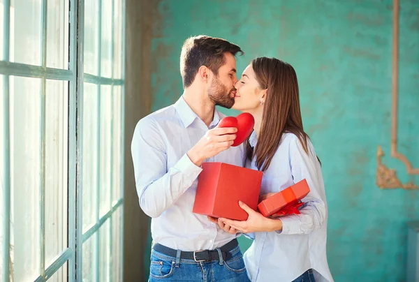 O cara dá uma caixa de presente para sua namorada . — Fotografia de Stock
