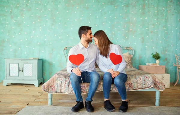 Um casal amoroso com um coração vermelho . — Fotografia de Stock