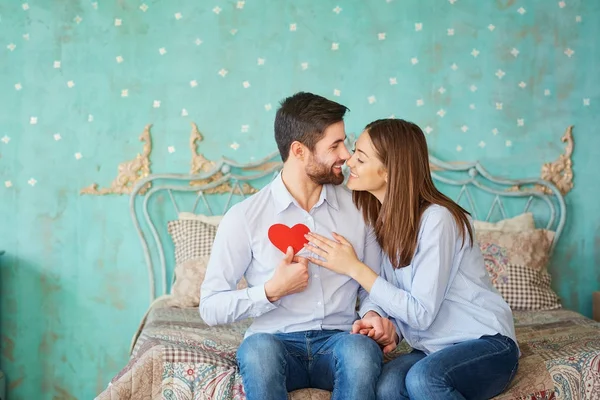 Um casal com corações em suas mãos abraçando  . — Fotografia de Stock