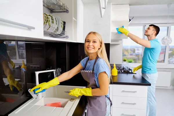 Le couple nettoie dans la cuisine . — Photo