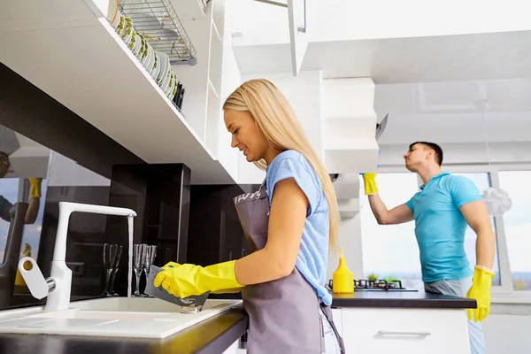 La coppia sta pulendo in cucina . — Foto Stock