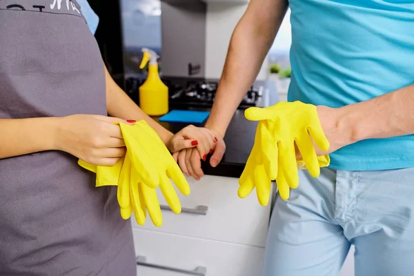 Le couple nettoie dans la cuisine . — Photo