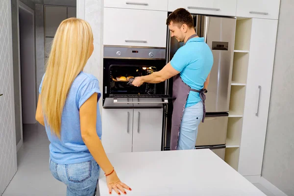 Um casal está preparando um capkake na cozinha . — Fotografia de Stock