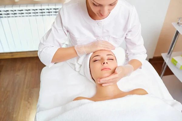 Belle femme à un massage facial . — Photo