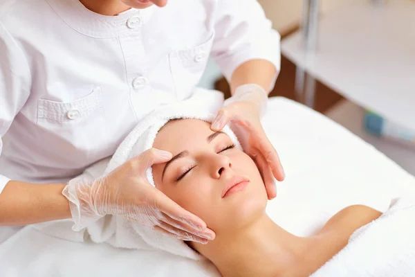 Beautiful woman at a facial massage. — Stock Photo, Image