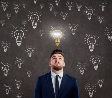 Takım elbiseli adam düşünüyor.