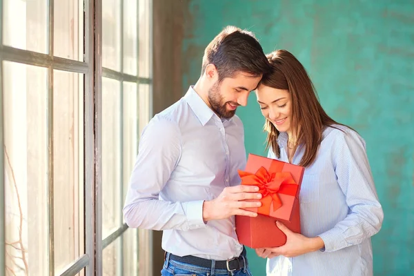 El tipo le da una caja de regalo a su novia. . — Foto de Stock