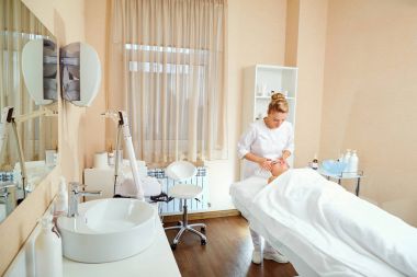 Güzellik uzmanı ofisi bir hastada bir profesyonel olduğunu