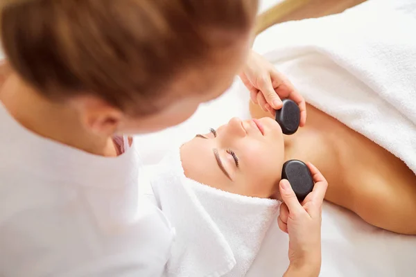 Massage visage femme pierre thérapie . — Photo