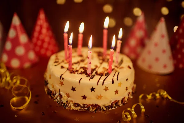 Pastel de cumpleaños feliz con velas —  Fotos de Stock