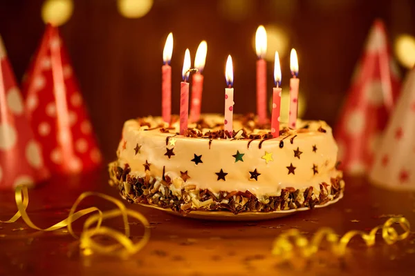 有蜡烛的生日快乐蛋糕 — 图库照片