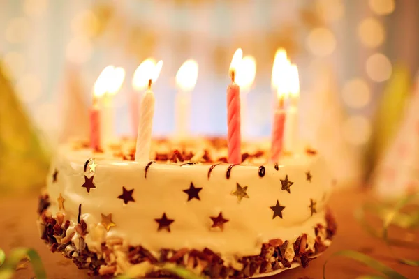 Gâteau d'anniversaire joyeux avec des bougies — Photo