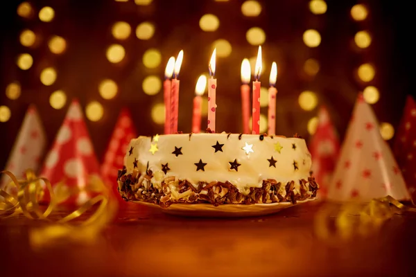 Torta di compleanno felice con candele — Foto Stock