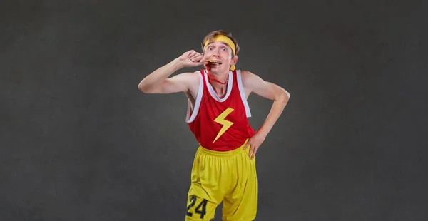 Un atleta delgado y divertido con una medalla en sus manos . —  Fotos de Stock