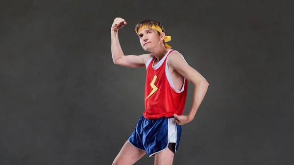 Un hombre delgado divertido en ropa deportiva posando . — Foto de Stock