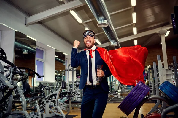 Бизнесмен в костюме супергероя в спортзале . — стоковое фото