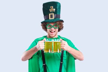 Kıvırcık saçlı delikanlı ile St. Patrick takım elbise ile bir kupa o