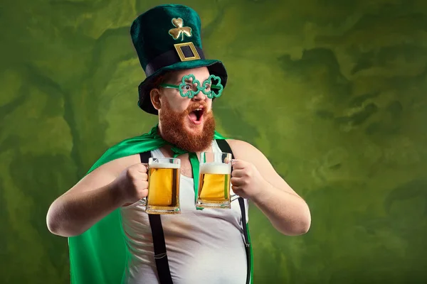 Un uomo grasso con la barba in abito St. Patricks sta sorridendo con un m — Foto Stock