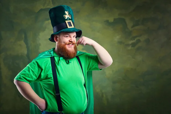 Grubas z brodą w St. Patricks garnitur się uśmiecha. — Zdjęcie stockowe