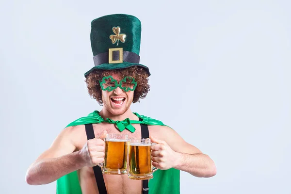 Curly-haired ung i kostym av St. Patrick med en mugg o — Stockfoto