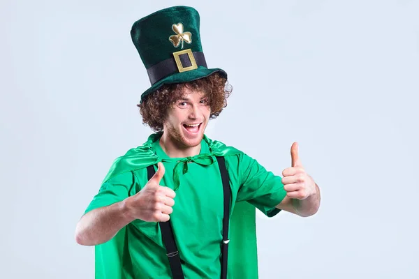 Un giovane uomo dai capelli ricci in abito St. Patricks mostra il suo dito . — Foto Stock