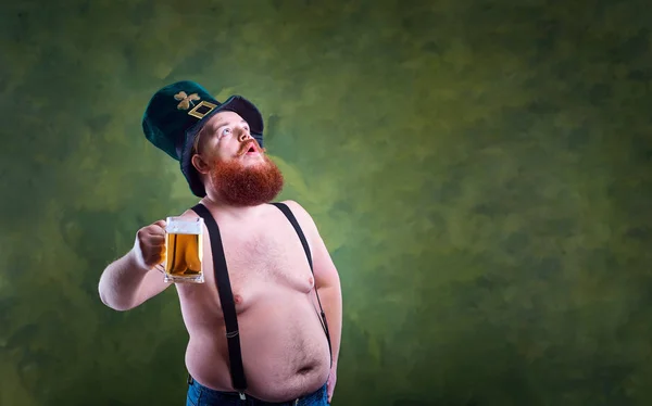Um homem gordo com barba no fato de St. Patricks está a sorrir com um m. — Fotografia de Stock