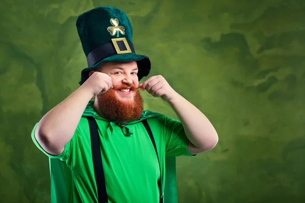 Um homem gordo com barba no fato de St. Patricks está a sorrir . — Fotografia de Stock