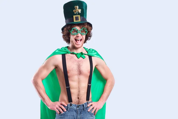 Un giovane uomo dai capelli ricci in abito St. Patricks mostra il suo dito — Foto Stock