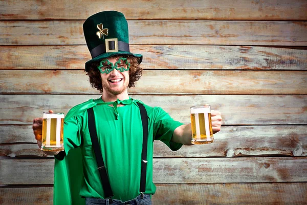 Curly funny man in St. Patricks hat . — Stockfoto