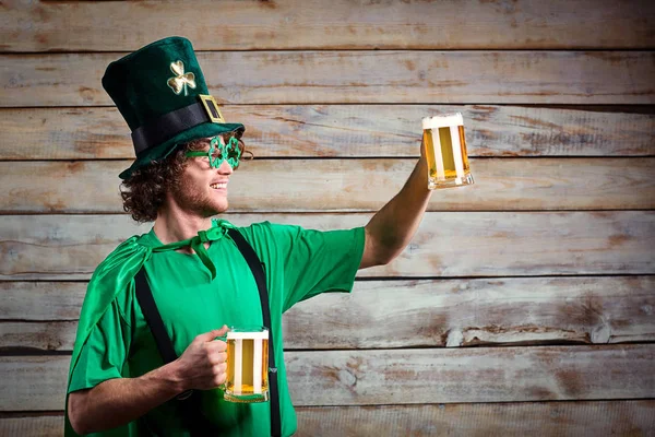 Lockiger, lustiger Mann mit St. Patricks Hut . — Stockfoto