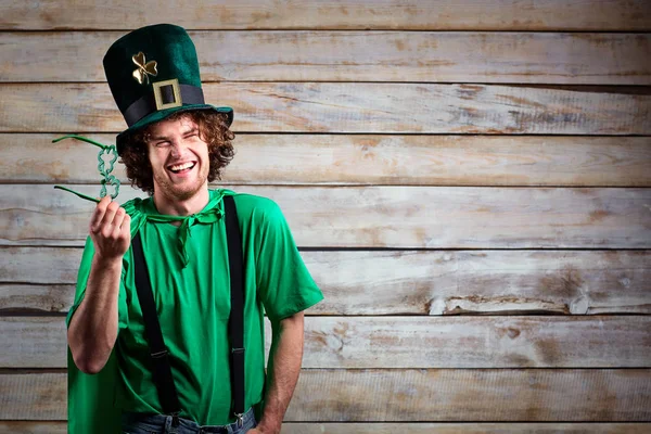 Riccio uomo divertente in St. Patricks cappello  . — Foto Stock