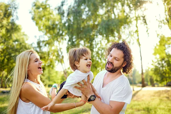 Familia feliz en el parque. — Foto de Stock