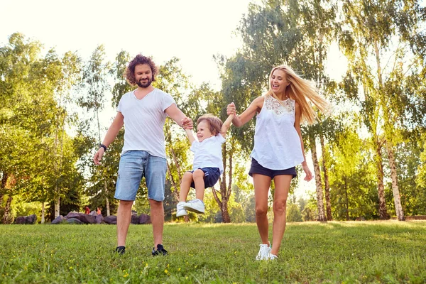Familia feliz en el parque. —  Fotos de Stock