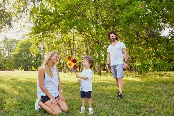 Parktaki mutlu aile. — Stok fotoğraf