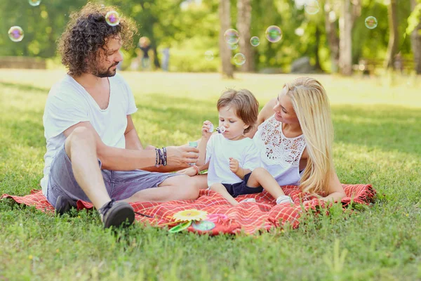 Familia feliz en el parque. — Foto de Stock