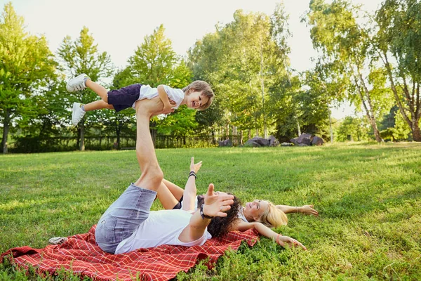 Szczęśliwa rodzina w parku. — Zdjęcie stockowe