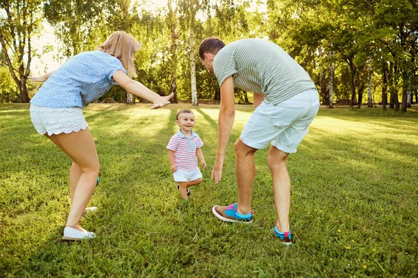 Doğadaki mutlu aile. — Stok fotoğraf